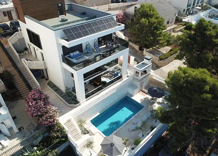 Luxury Beachfront Villa Carlisa