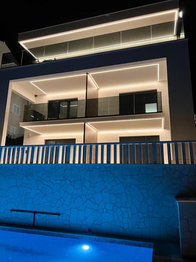 Apartment Luxury Beachfront Carlisa