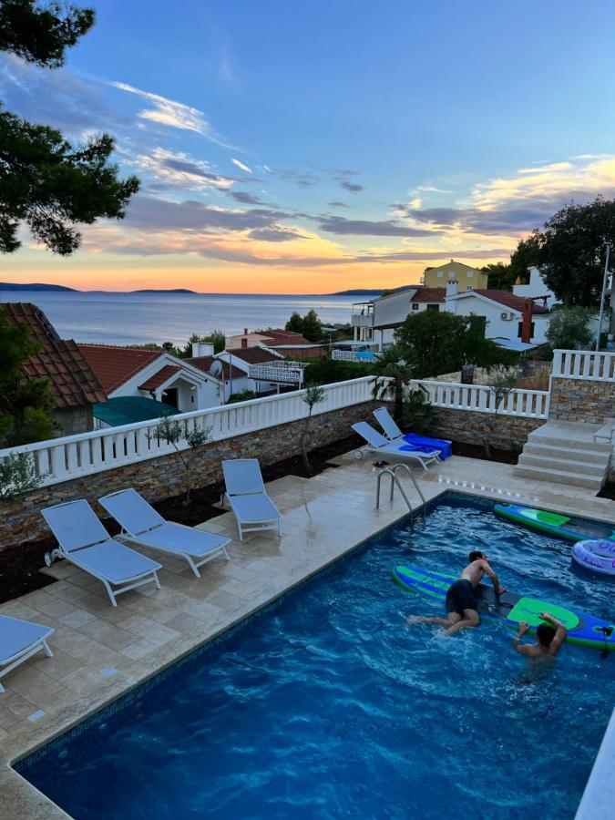 Luxury Beachfront Carlisa *