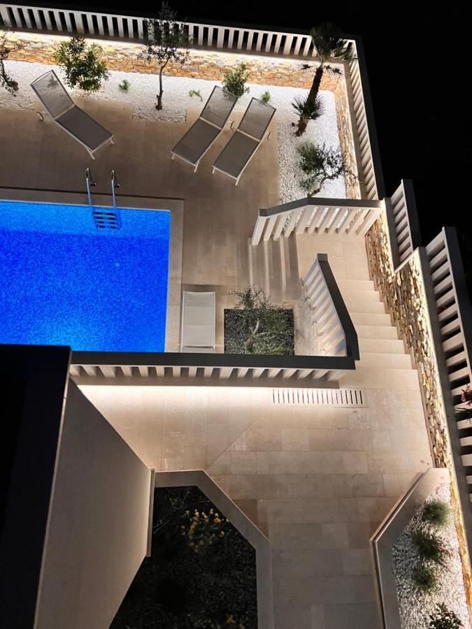Luxury Beachfront Carlisa Apartment *