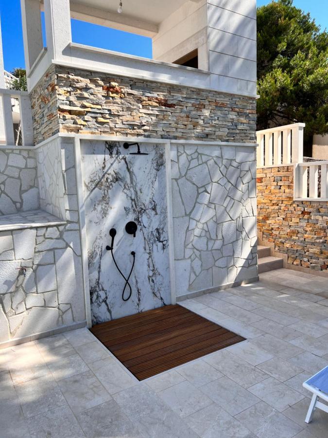 Luxury Beachfront Carlisa Apartment *