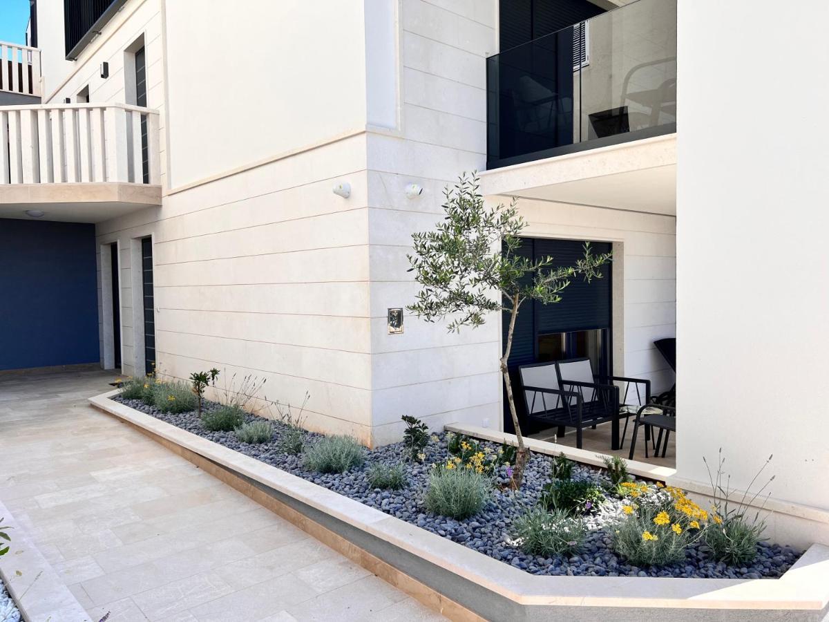 Apartment Luxury Beachfront Carlisa *