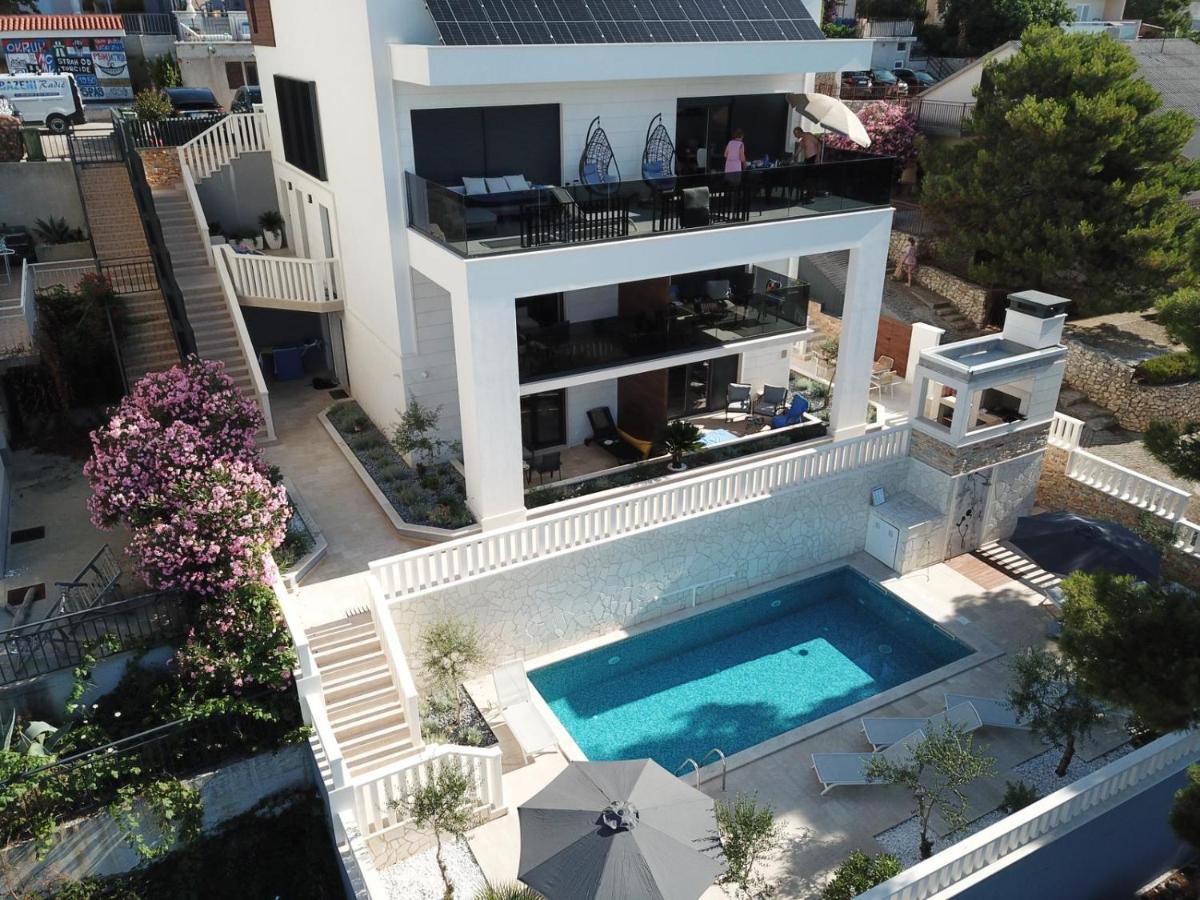 Luxury Beachfront Carlisa *