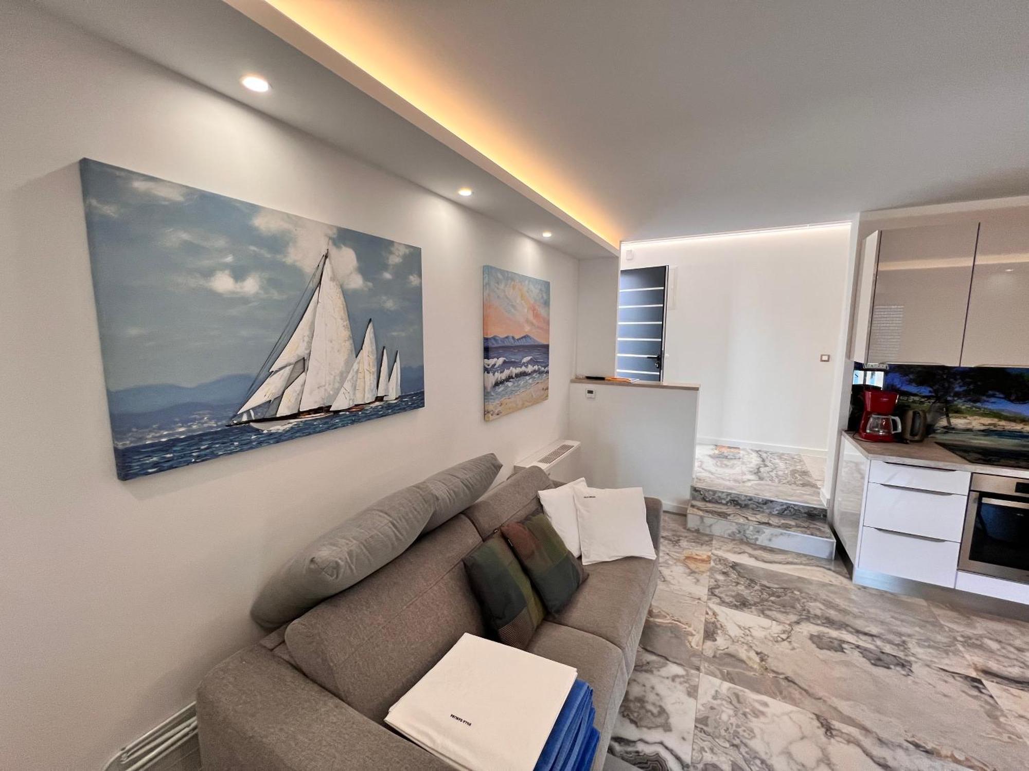 Luxury Beachfront Carlisa *