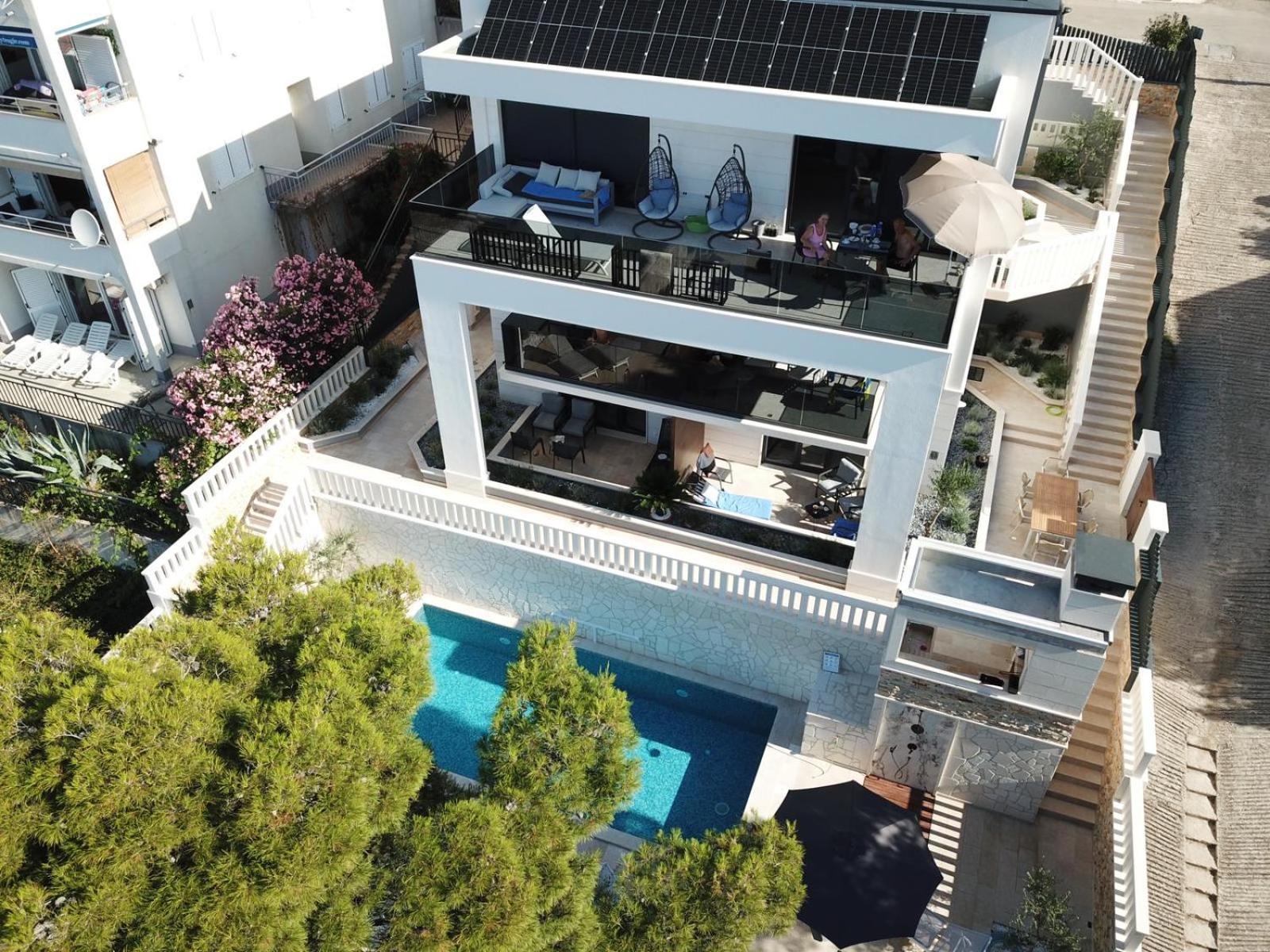 Luxury Beachfront Carlisa Apartment *