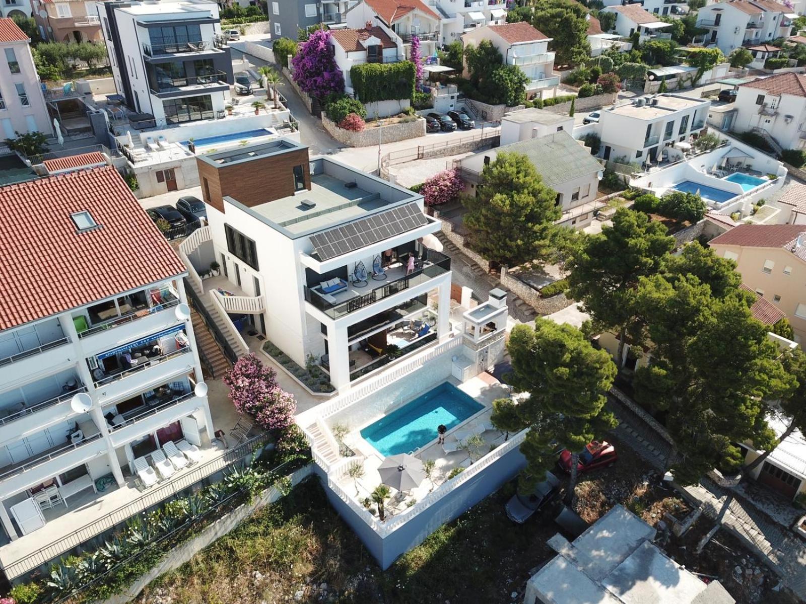 Luxury Beachfront Carlisa Apartment